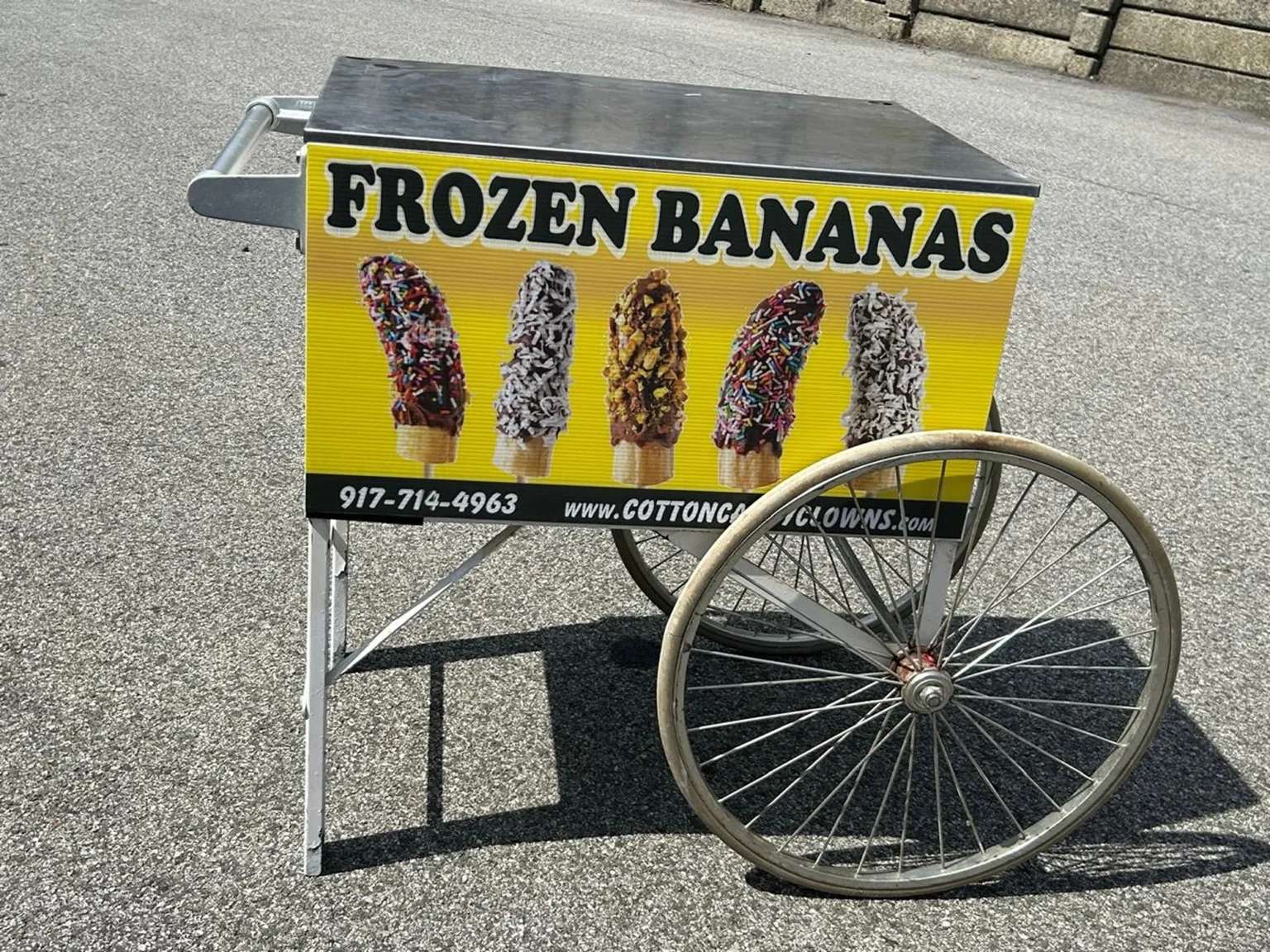 cotton-candy-clowns-frozen-banana-cart-001